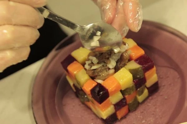 Собираем "кубик" по 5 штук в ряд, чередуя по цвету. Для нашего понадобилось всего 80 кубиков.