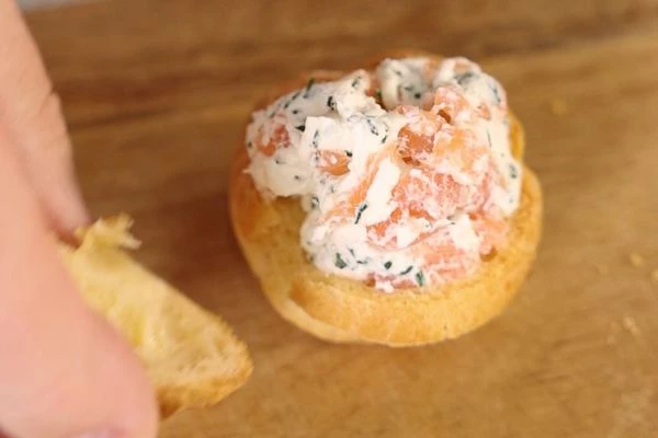 Вторые наполнить муссом из семги.
