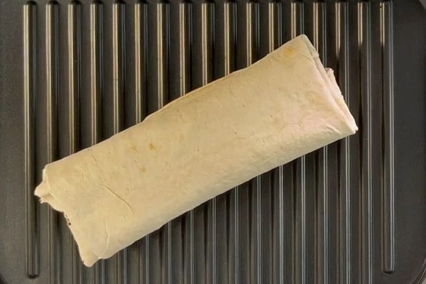 Обжарить на сухом гриле.