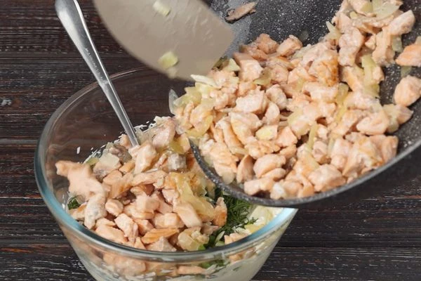 Сыр сливочный взбить, добавить мелко нарезанную зелень, затем добавить обжаренную рыбу с луком.