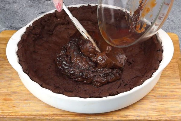 В готовый остывший корж выложить в один слой шоколадный крем, дать постоять в холодильнике 5-7 минут.