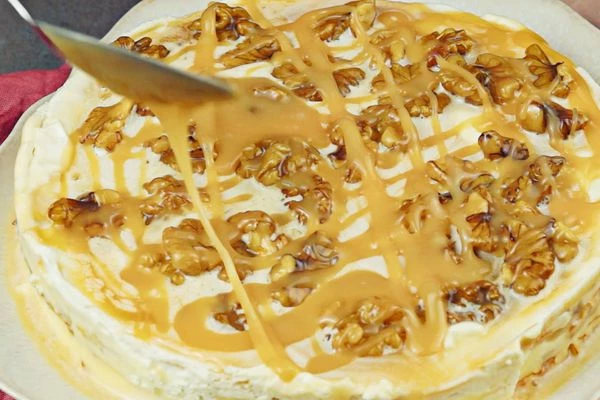 Украсить карамелью с орехами и убрать в холодильник, чтобы торт пропитался.