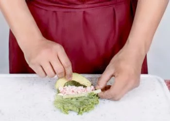 Нарежьте огурец и авокадо брусочками. Сыр положите в кондитерский мешок. Вареные креветки разрежьте вдоль пополам.