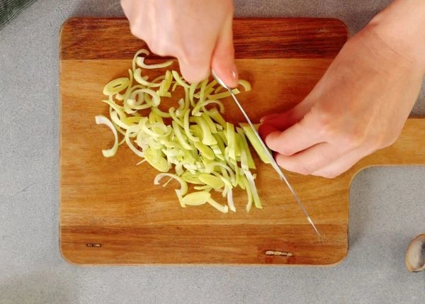 Лук порей вымыть, нарезать полукольцами.