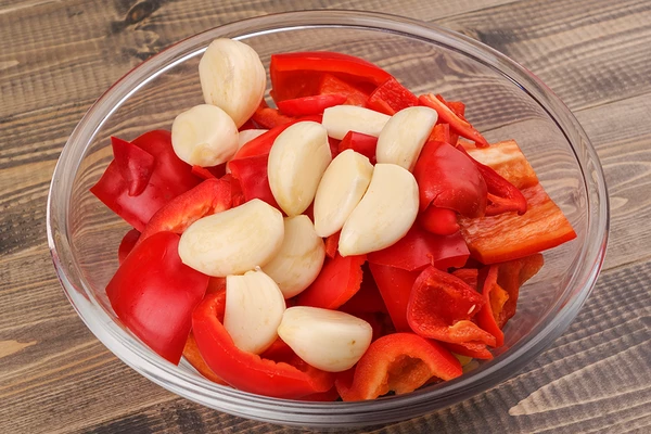 Чеснок очистить, перец чили и красный перец очистить от семенной коробки, нарезать небольшими кусочками. Пробить в блендере до однородной консистенции.