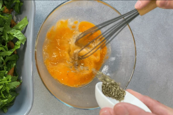 Яйца взбить, добавить прованские травы, перемешать. 