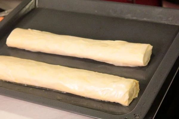  Выложить рулет на смазанный сливочным маслом противень.