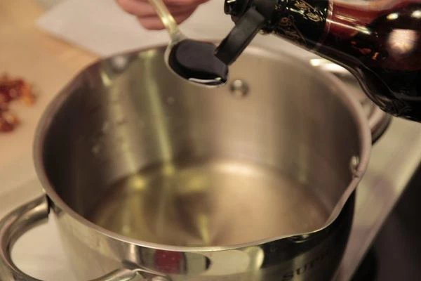 Смешать в кастрюльке стружку тунца, рисовый уксус, мирин, соевый соус. Остудить, процедить через сито. Добавить сок лимона.