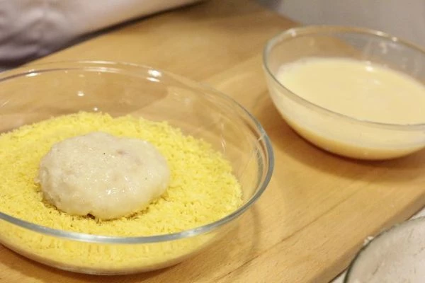 Сформовать небольшие котлетки или тефтельки, кому как больше нравится. Обмакнуть в льезон, затем обвалять в панировочных хлопьях.