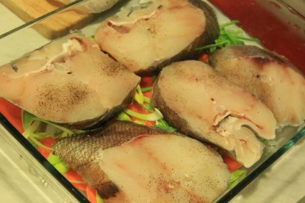   Форму смазать маслом, выложить на дно морковь, нарезанную колечками и лук порей - соломкой.