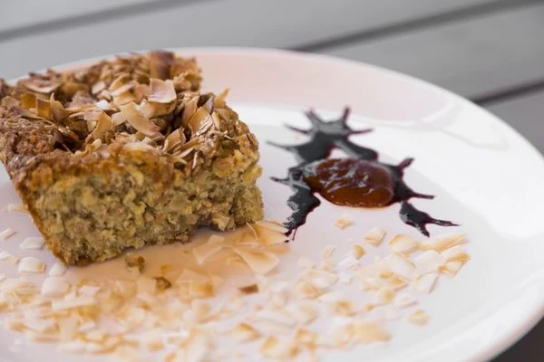 Готовому кексу дайте остыть и нарежьте на кусочки необходимого размера.