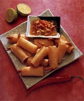 Пикантные креветки в трубочках из теста