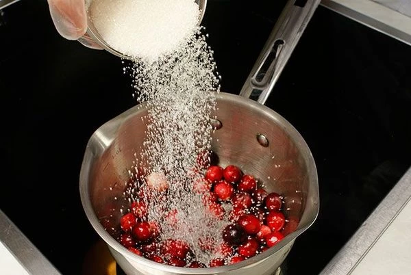 В небольшую кастрюльку положить промытую ягоду, всыпать сахар и добавить воду (3/4 ст.).