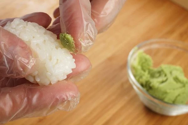 Смазать васаби.