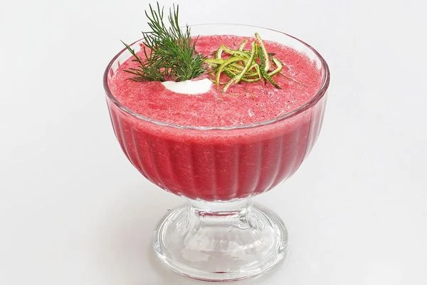 Подавать холодный свекольный суп со сметаной и зеленью.