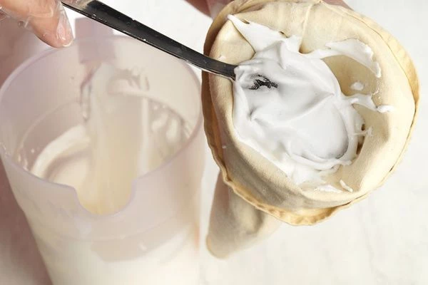 Когда белковый крем для безе будет готов, переложить его в кондитерский мешок с насадкой (можно просто выложить крем на шарлотку и разровнять силиконовой лопаткой).