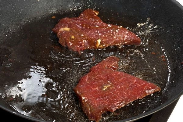 Обжарьте говядину с 2 сторон на разогретой с маслом сковороде. Чтобы она слегка обжарилась, но не получилась сухой.