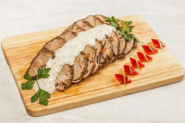 С буженины снять фольгу, нарезать на пластики нужной толщины. Подать, полив соусом. Можно соус подать отдельно в соуснике.