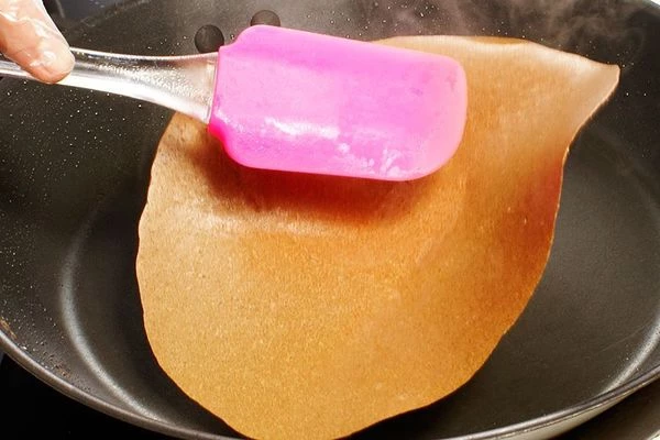 Готовые блинчики можно смазать сливочным маслом. У нас получилось 10 блинов среднего диаметра.