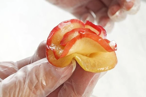 Получится красивый "цветок", можно скрепить снизу зубочисткой и дать полежать 10-15 минут.