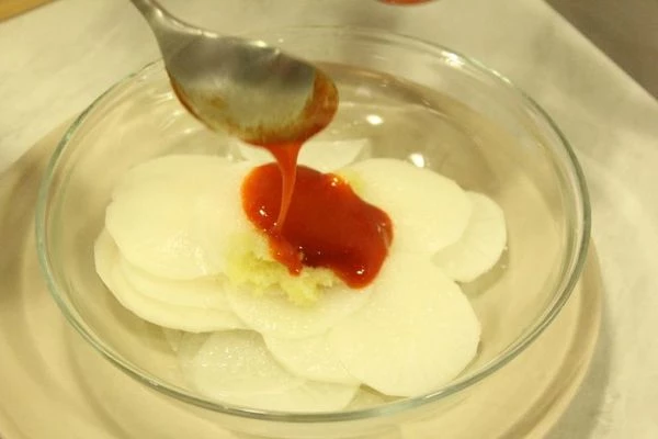 Воду слить, добавить кимчи соус, натертый на мелкой терке свежий имбирь, сахар.