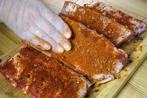 Натереть специями. Оставить на ночь в холодильнике, чтобы замариновались.