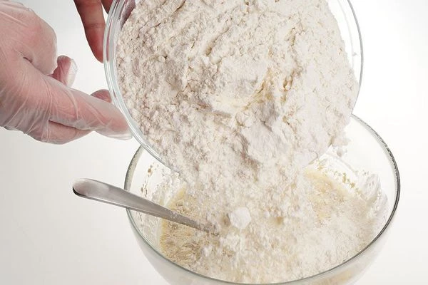 Всыпать муку, замесить тесто.