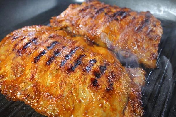 На хорошо разогретой сковороде с растительным маслом обжарить ребра с одной стороны 5-7 минут до румяной корочки, затем с другой стороны 5-7 минут. 