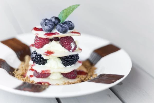   Украсьте мятой и ягодным соусом.