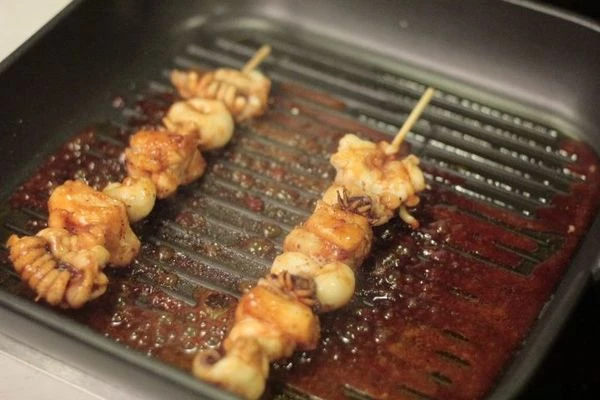   Обжарить на разогретой с оливковым маслом сковороде до готовности морепродуктов. (5-6 минут).