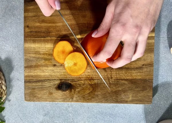 Хурму вымыть, нарезать тонкими слайсами, как для карпаччо.