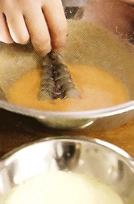 Масло для фритюра разогрейте до 180 С. Кунжутные семена всыпьте в миску. Слегка взбейте белки. Продолжая взбивать, добавьте крахмал, лимонный сок, паприку, соль и перец. Каждую креветку обмакивайте сначала в белково-крахмальную смесь, затем в кунжут так, чтобы креветки были покрыты кунжутом с обеих сторон.