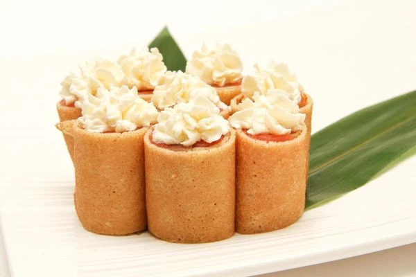  На каждый ролл выдавить из кулинарного шприца небольшое количество сливочного сыра

 