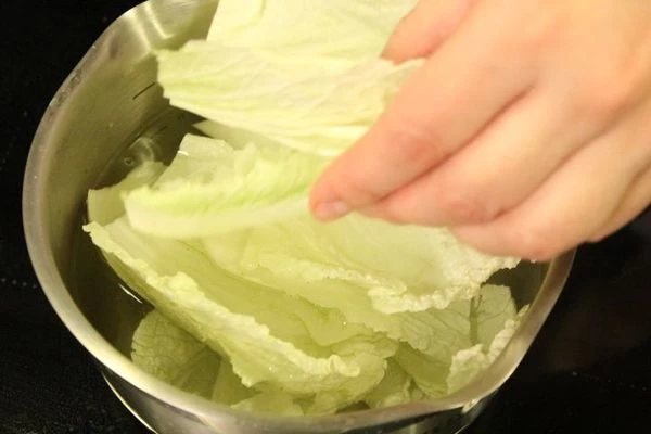 Капусту разделить на листья, промыть, обсушить.