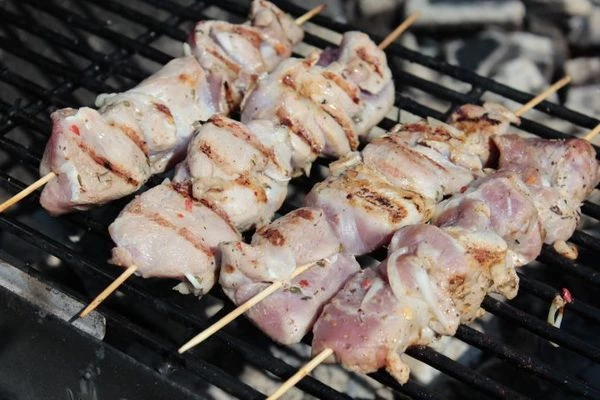 Насадить мясо на шпажки, обжарить на раскаленном гриле до готовности.