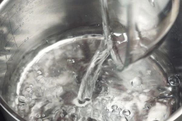 В небольшую кастрюлю влить воду.