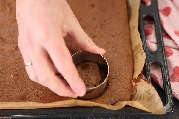 Охлажденный бисквит нарезать кружочками необходимого диаметра.