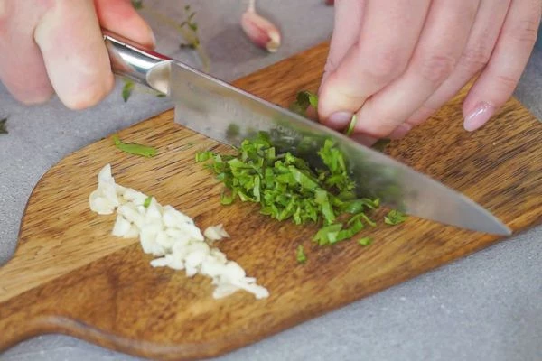 Петрушку и чеснок мелко нарезать.