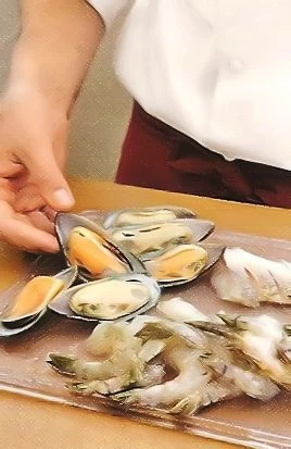 Лук и чеснок измельчите. Сельдерей мелко порубите. У всей зелени удалите стебли, листочки измельчите. Бульон доведите до кипения, накройте и оставьте на слабом огне.