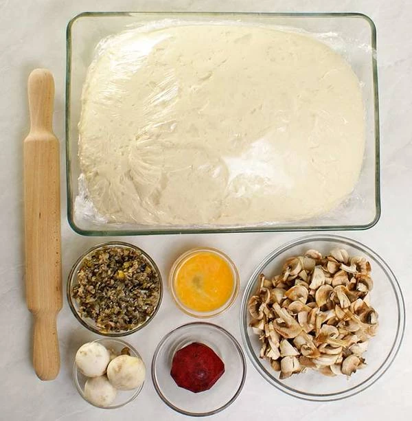 Необходимые продукты для украшения и начинки каравая.