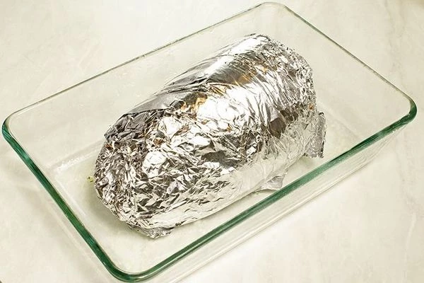 Поставить в разогретую до 180С духовку. Время запекания мяса можно вычислить по формуле 1 кг мяса = 1 час. Готовую буженину охладить, не снимая фольгу.