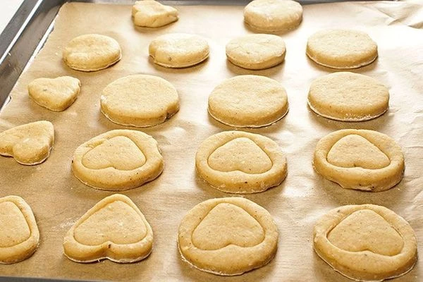 Выложить пряники на застеленный пергаментом лист и поставить в разогретую до 200-220С духовку на 8-15 минут. До готовности теста и красивого золотистого цвета.