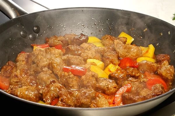   К соусу добавить обжаренное мясо.