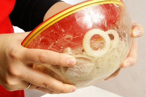 Заправить уксусом, накрыть крышкой и хорошо потрясти. Оставить минут на 10 мариноваться в холодильнике.