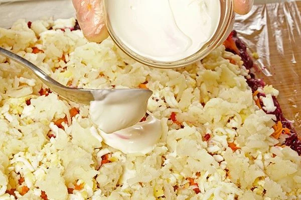 Смазать слоем майонеза.