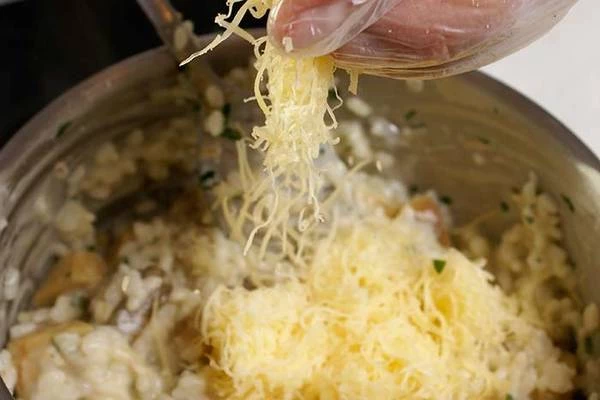 Интенсивно перемешать, всыпать сыр и снять с огня. Посыпать черным молотым перцем, перемешать и дать постоять немного под крышкой.