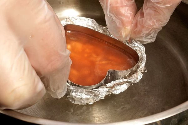 Украсить десерт ягодным желе. Для этого, застывшее желе опустить на 10 секунд в горячую воду и перевернуть на ровную поверхность.