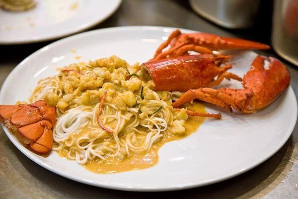 Полить лапшу получившимся соусом.