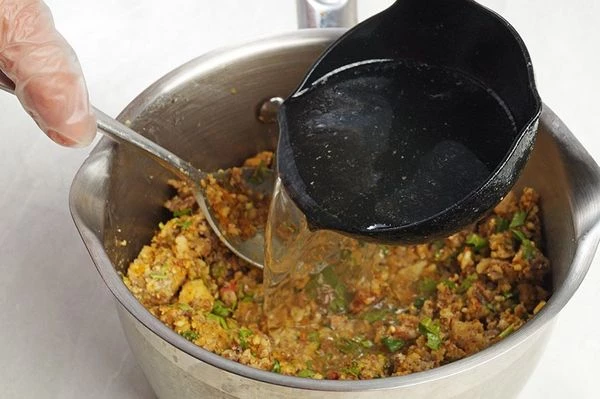 Постепенно разбавить получившуюся массу бульоном, до консистенции густого кефира. Если ореховая масса получилась не очень однородная, то пробить еще раз блендером.