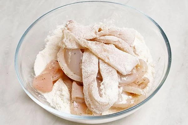 Кольца кальмара обвалять в муке.